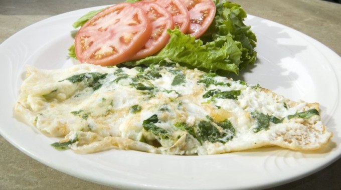 גבינה מלוחה”המאירי” עם תרד וביצים