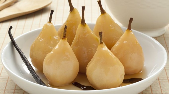 אגסים מבושלים ביין לבן