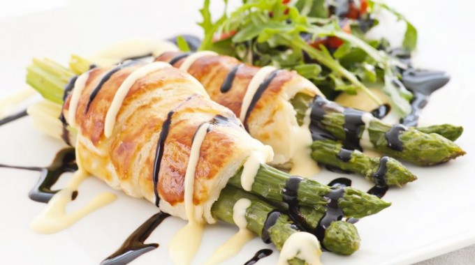 אספרגוסים עטופים בבצק עלים