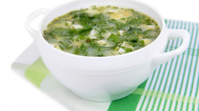 מרק ירקות עם הרבה עלים ירוקים