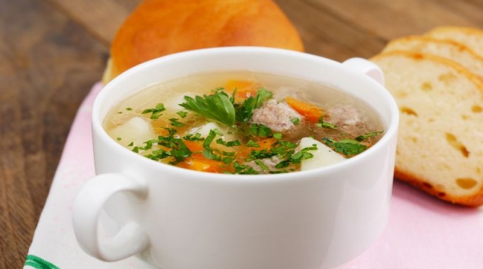 מרק רומני עם קציצות בשר – “צ’ורבה קון פרישוארה”