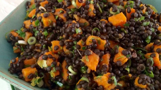 סלט עדשים שחורות