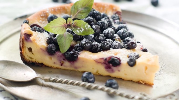 עוגת גבינה לפסח עם רוטב אוכמניות