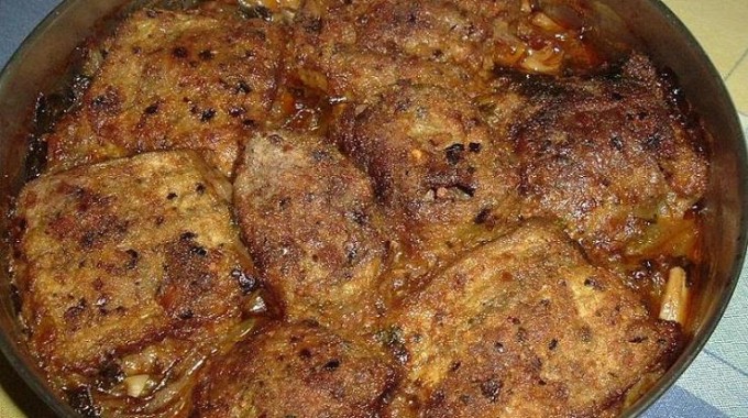 קציצות בשר עם פרוסות חצילים