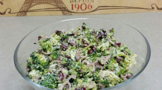 סלט ברוקולי עם חמוציות