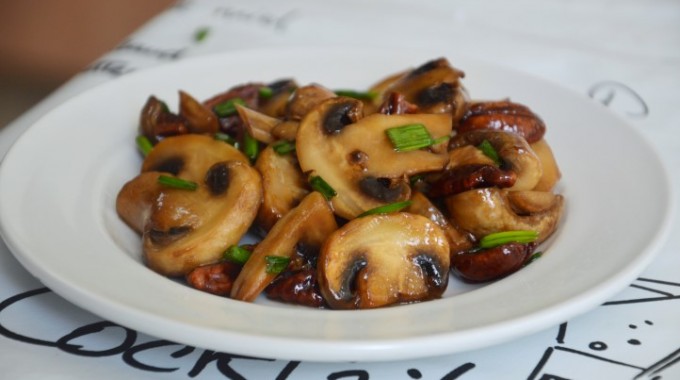 סלט חי מפטריות שמפיניון ופקן סיני