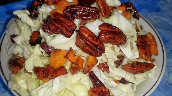 סלט כרוב עם חמוציות ופקנים מסוכרים