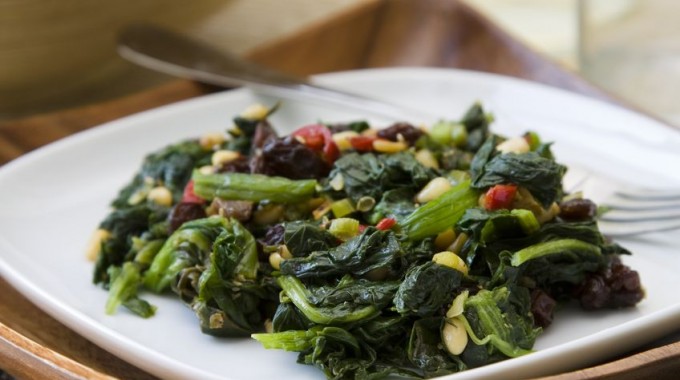 סלט תרד או עלי מנגולד