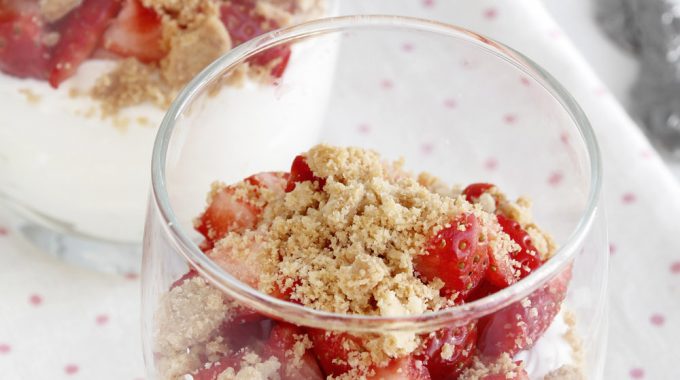 תותים עם קרם מסקרפונה, קרמבלס וסירופ חומץ בלסמי