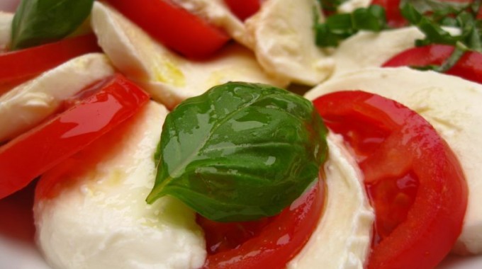 סלט עגבניות ומוצרלה – קפרזה