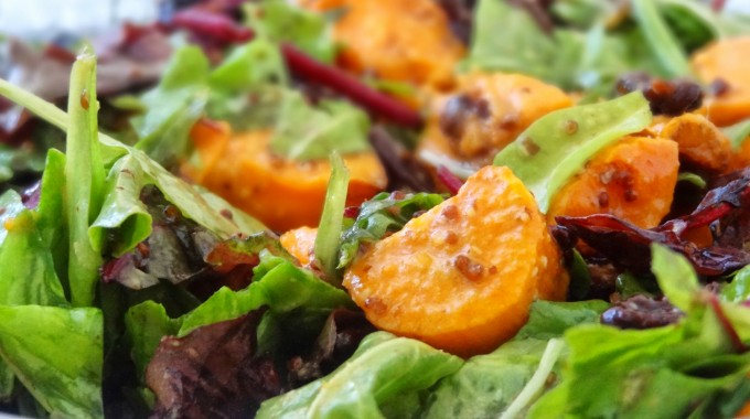 סלט עלים ירוקים עם בטטה