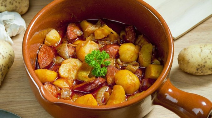 תבשיל תפוחי אדמה ונקניקיות