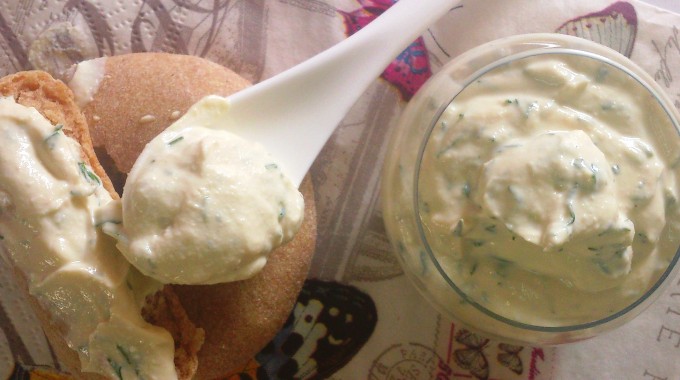 גבינה לבנה מטופו עם עירית – טבעוני