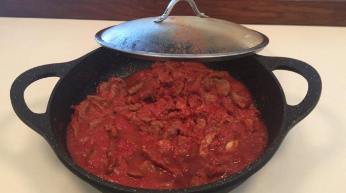 רצועות בשר בקר ברוטב עגבניות