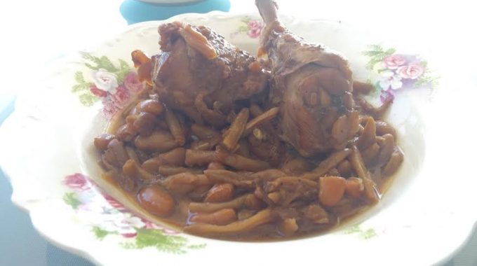 עוף עם שעועית צהובה ושעועית לבנה