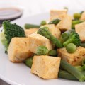 טופו עם אפונה וברוקולי