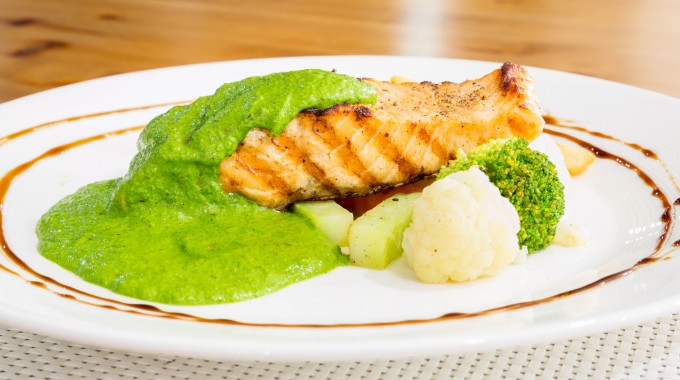 פילה לוקוס עם יוגורט ואבוקדו