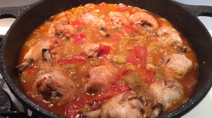 שוקי עוף עם חצילים ועגבניות